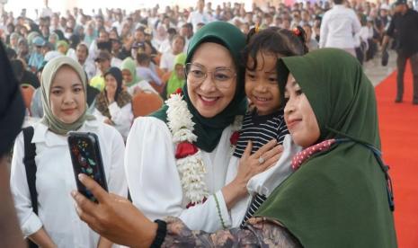 Istri Muhaimin Iskandar, Rustini Murtadho (tengah), menyosialisasikan program pemberdayaan perempuan dan anak pasangan AMIN.