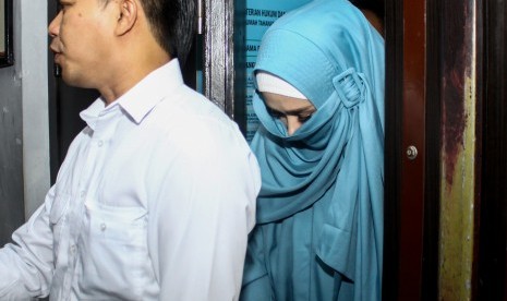 Istri musisi Ahmad Dhani, Mulan Jameela (kanan) usai menjenguk suaminya di Rutan Kelas I Surabaya di Medaeng, Sidoarjo, Jawa Timur, Senin (11/2/2019).