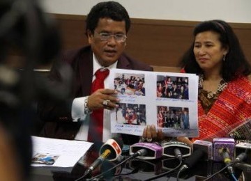 Istri pertama pengacara kondang yang juga anggota DPR Ruhut Sitompul, Anna Rudhiantiana Legawati bersama pengacara Hotman Paris Hutapea memperlihatkan bukti pernikahan saat melakukan jumpa pers terkait pelaporan Ruhut Sitompul dan klarifikasi status perkaw