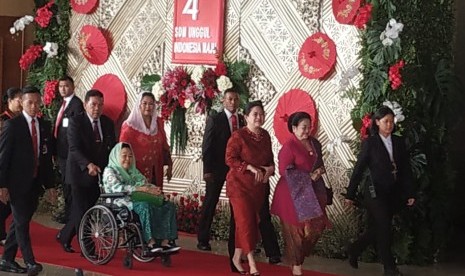 Istri Presiden Keempat RI  Shinta Nuriyah dan Presiden Kelima RI Megawati Soekarnoputri hadir di sidang tahunan MPR 2019 di Kompleks Parlemen, Senayan, Jakarta, Jumat (16/8). Keduanya didampingi putrinya Yenny Wahid, dan Puan Maharani. 