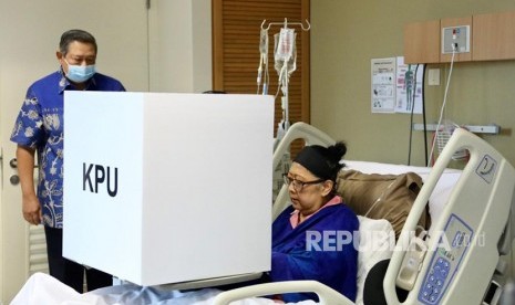 Istri Presiden Keenam RI Kristiani Herawati atau Ani Yudhoyono menggunakan hak pilihnya untuk Pemilu 2019 di National University Hospital Singapura, Ahad (14/4).