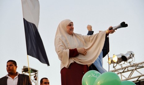 Istri Presiden Muhammad Mursi Naglaa Mahmoud berpidato kepada para pendukung Mursi di Masjid Rabaah al-Adawiya, Kairo, Kamis (8/8).   (AP/Ravy Shaker/El Shorouk Newspaper)