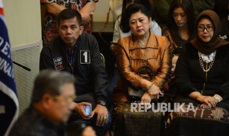 Istri Presiden Republik Indonesia Ke-6 Ani Yudhoyono (tengah).