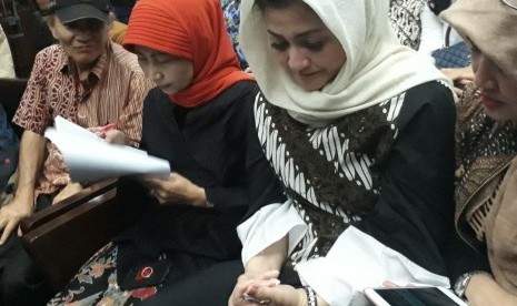 Istri Setya Novanto, Deisti Astriani (jilbab putih)