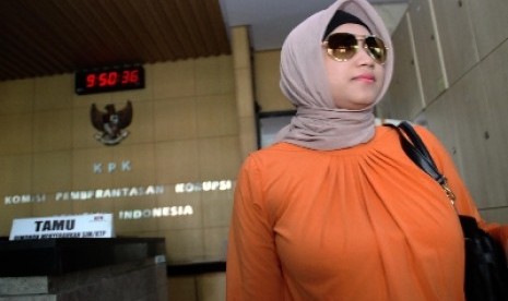 Istri tersangka kasus korupsi Ahmad Fathanah, Septi Sanustika menjenguk suaminya di tahanan Komisi Pemberantasan Korupsi, Jakarta, Kamis (21/3).