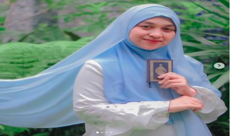 Istri Ustadz Hanan Attaki, Haneen Akira. Istri Hanan Attaki Unggah Foto Kakeknya, Pendiri NU Tuban