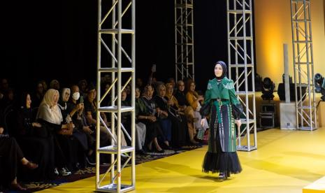 Istri Wabup Bandung Dine Mutiara menggunkan kain sarung khas Majalaya saat fashion show diajang Fashionalitu 2023 di Trans Luxury Hotel, Bandung.