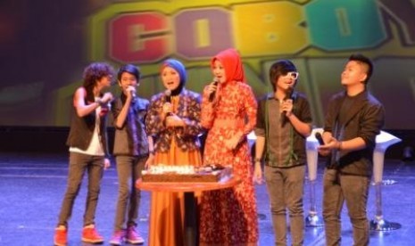 Istri Wagub Jabar Gisela Deddy Mizwar (ketiga dari kiri) serta Istri Walikota Bandung Atilia Ridwan Kamil (keempat dari kiri) hadir dan memberi dukungan pada Konser Amal Rumah Yatim bersama Coboy Junior.