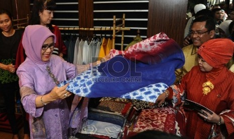 Istri Wakil Presiden sekaligus Ketua Dewan Kerajinan Nasional (Dekranas) Mufidah Kalla (kiri) didampingi Menteri Perindustrian Saleh Husin (kanan) meninjau produk saat pembukaan Pameran Produk Fesyen & Aksesoris di Kementerian Perindustrian, Jakarta, Rabu 