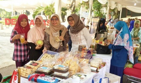 Istri Wali Kota Depok, Elly Farida saat mengunjungi salah satu stan peserta Bazar Ramadhan yang diikuti oleh Wirausaha Baru Depok 2019, di halaman kantor Balaikota Depok, Senin (27/5). 