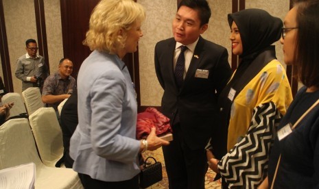 Istri Walikota Kediri Ferry Silviana Feronica (kanan, berjilbab) memberi kain tenun ikat Kediri kepada Minister UK for Small Business Anna Soubry saat acara Women in Leadership in The UK and Indonesia yang digagas Kedubes Inggris, Selasa (28/7), di Jakarta