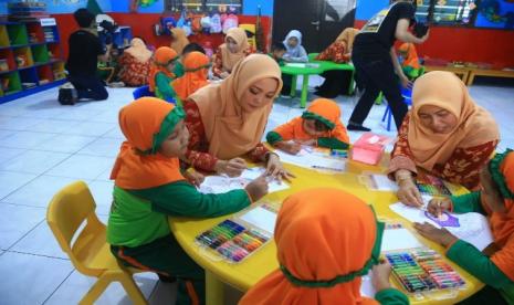 Istri Menag Eny Retno Yaqut (kedua dari kiri)  mengingatkan pentingnya perlindungan anak 