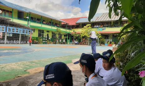 iswa-siswi SMPN I Banjarmasin, Kalimantan Selatan, mengikuti kegiatan Masa Pengenalan Lingkungan Sekolah, Rabu (20/7/2022). 