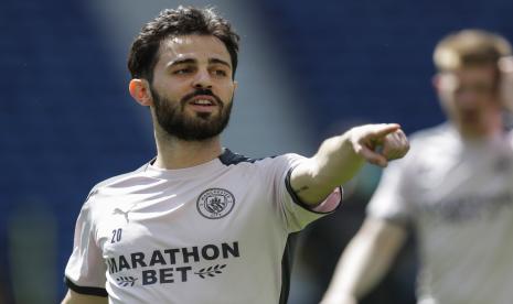 Isyarat Bernardo Silva dari Manchester City saat sesi latihan menjelang pertandingan final Liga Champions di stadion Dragao di Porto, Portugal, Jumat, 28 Mei 2021. Manchester City dan Chelsea akan memainkan final Liga Champions pada hari Sabtu. 