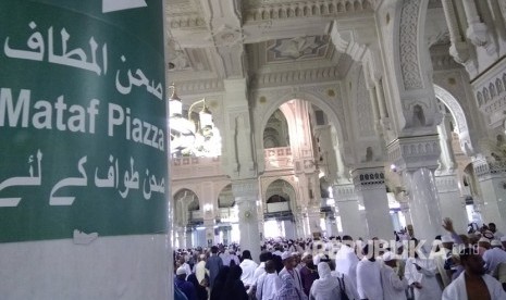 Sistem Pemesanan Haji Saudi Banyak Masalah, Calon Jamaah Haji Inggris Terlantar. Foto:  Isyarat-isyarat di Masjid al-Haram tidak Ada yang berbahasa Indonesia. Hanya ada bahasa Arab, Inggris, dan Urdu. Ini menjadi salah satu faktor rawannya jamaah haji Indonesia tersesat. Pemerintah memaksimalkan Sekto Khusus Masjid al-Haram mengantisipasi ini.