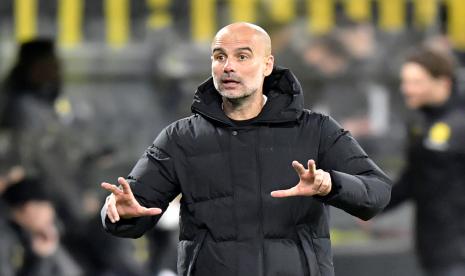  Isyarat pelatih kepala Manchester City Pep Guardiola selama pertandingan sepak bola leg kedua perempat final Liga Champions antara Borussia Dortmund dan Manchester City di Stadion Signal Iduna Park di Dortmund, Jerman, Rabu, 14 April 2021.