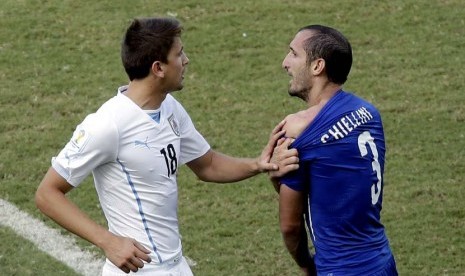 Italia Giorgio Chiellini (3) mengeluh setelah Uruguay Luis Suarez berlari ke bahunya dengan giginya selama grup D Piala Dunia pertandingan sepak bola antara Italia dan Uruguay di Arena das Dunas di Natal, Brasil, SelasaSelasa (24/6).    (AP Photo / Hassan 