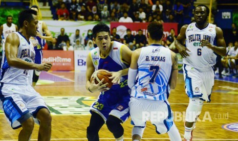 Avan Seputra dari Satria Muda berusaha menyelamatkan bola, pada pertandingan final bola basket IBL antara Pelitajaya dan Satria Muda, di Gor C-tra arena, Kota Bandung, Kamis (4/5).