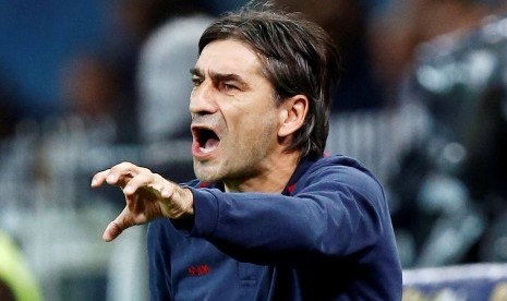 Reaksi pelatih Genoa, Ivan Juric pada laga Serie A lawan AC Milan di stadion Luigi Ferraris, Rabu (26/10) dini hari WIB. Genoa menang 3-0 atas Milan.