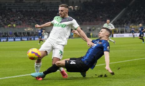 Davide Frattesi (kiri). Inter Milan sukses mengasapi rival sekota AC Milan untuk mendapatkan tanda tangan Davide Frattesi pada jendela transfer musim panas. 