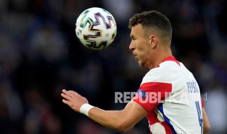 Ivan Perisic dari Kroasia menyundul bola saat pertandingan grup D kejuaraan sepak bola Euro 2020 antara Kroasia dan Skotlandia di Stadion Hampden Park di Glasgow,  Rabu (23/6) dini hari WIB.