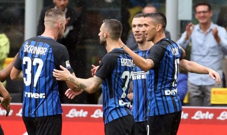 Ivan Perisic (kedua kanan) merayakan gol ke gawang SPAL bersama rekannya di Inter pada laga Serie A, di Giuseppe Meazza, Ahad (10/9).