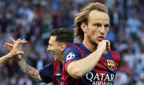 Ivan Rakitic (kanan) 