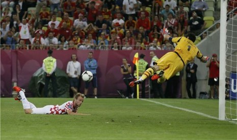 Ivan Rakitic (kiri), pemain timnas Kroasia, gagal menjebol gawang Iker Casillas lewat tembakan sundulannya saat kedua tim bertemu di laga terakhir Grup C Piala Eropa 2012 di PGE Arena, Gdansk, Polandia, pada Senin (18/6).