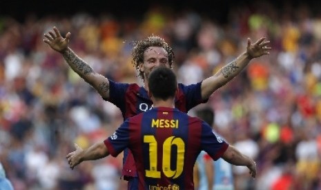 Ivan Rakitic merayakan gol bersama Lionel Messi.