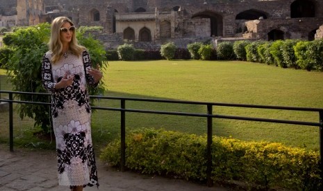 Ivanka Trump dalam kunjungan ke India dalam balutan busana desainer Indonesia, Biyan Wanaatmadja, Selasa (29/11).