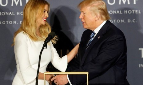 Ivanka Trump menjabat tangan ayahnya Donald Trump.