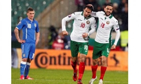 Ivelin Popov (kiri) pencetak gol pertama Bulgaria ke gawang Italia, Ahad (29/3) dini hari WIB.