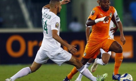 Ivory Coast's Serey Die (R) fights for the ball with Nabil Bentaleb of Algeria during their quarter-final soccer match of the 2015 African Cup of Nations in Malabo February 1, 2015