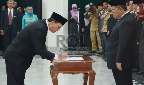 Iwa Karniwa (kiri) mendatangani SK pelantikan dirinya sebagai Sekretaris Daerah Provinsi Jabar disaksikan oleh Gubernur Jabar Ahmad Heryawan, di Gedung Sate, Kota Bandung, Senin (12/10). 