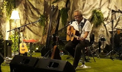 Iwan Fals saat tampil dalam acara peluncuran album Rosana, Selasa (16/4).