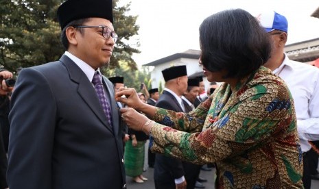   Iwan Gunawan Vice Presiden Payment PT Pos Indonesia (Persero) menerima penghargaan Satyalancana Wira Karya dari Presiden 