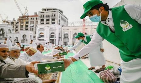 Distribusi makanan buka puasa di Masjidil Haram, Makkah. Jamaah Masjidil Haram Boleh Membawa Makanan Kering