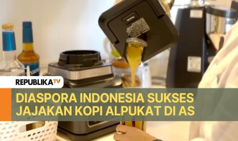  Izza Poke & Coffee berhasil menyajikan es kopi alpukat khas Indonesia. 