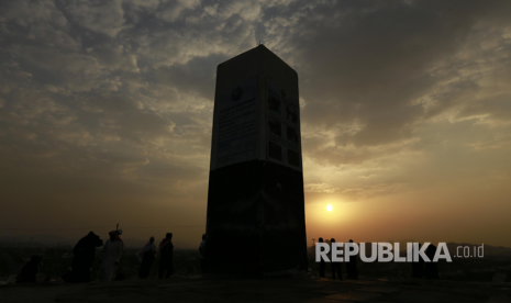 Jabal Rahmah atau Bukit Kasih Sayang, yang mengkisahkan pertemuan Nabi Adam AS dan Siti Hawa setelah 300 tahun terpisah 