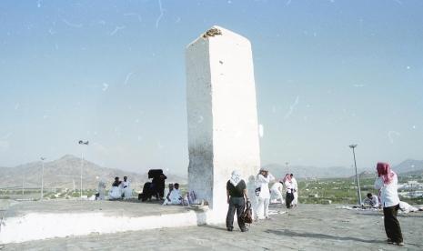 Jabal Rahmah di Makkah, Arab Saudi. Di atas bukit ini, terdapat monumen yang menjadi simbol bertemunya Adam dan Hawa.