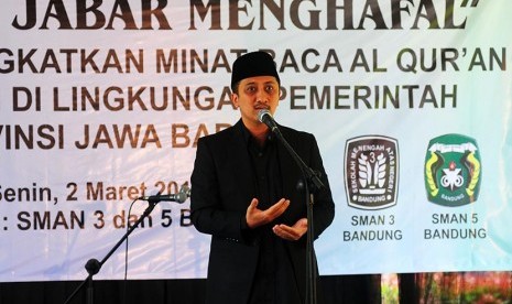  Uztaz Yusuf Mansur memberikan sambutan pada kegiatan Launching Jabar Menghafal di SMA Negeri 3 dan SMA Negeri 5, Kota Bandung, Senin (2/3). 