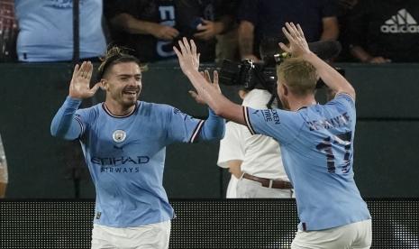  Jack Grealish dan Kevin De Bruyne (kanan) dari Manchester City melakukan selebrasi usai mencetak gol ke gawang lawan.