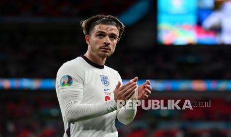 Jack Grealish dari Inggris memberikan tepuk tangan kepada para penggemar saat ia meninggalkan lapangan setelah diganti pada pertandingan grup D kejuaraan sepak bola Euro 2020 antara Republik Ceko dan Inggris di stadion Wembley di London,  Rabu (23/6) dini hari WIB.