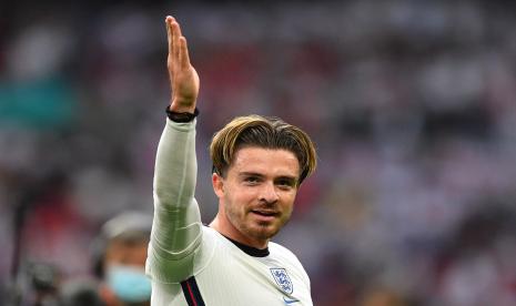 Jack Grealish dari Inggris menyapa para penggemar setelah pertandingan sepak bola babak 16 besar UEFA EURO 2020 antara Inggris dan Jerman di London, Inggris, 29 Juni 2021