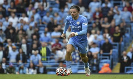 Jack Grealish dari Manchester City beraksi selama pertandingan sepak bola Liga Primer Inggris antara Manchester City dan Norwich City di Stadion Etihad di Kota Manchester, Inggris, Sabtu, 21 Agustus 2021