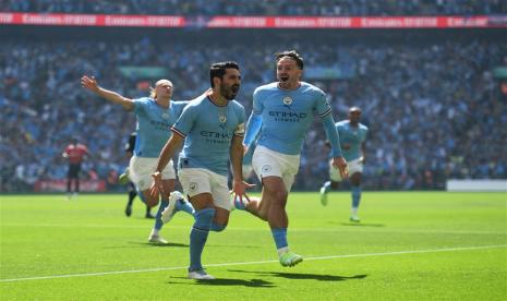 Jack Grealish (kanan) merayakan gol Ilkay Gundogan (tengah) ke gawang Manchester United di final Piala FA.