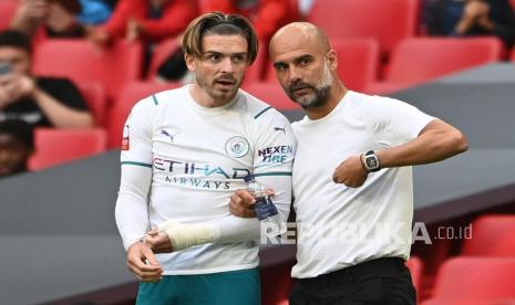 Jack Grealish (kiri), dan Pep Guardiola (kanan)