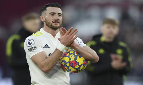 Jack Harrison dari Leeds United menyapa para pendukung setelah pertandingan sepak bola Liga Inggris antara West Ham dan Leeds United di London, Ahad, 16 Januari 2022.