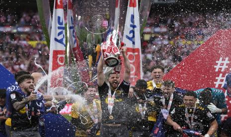 Jack Stephens dari Southampton mengangkat trofi bersama rekan satu timnya setelah meraih promosi ke Liga Inggris usai mengalahkan Leeds United pada final play-off Championship di Stadion Wembley, London, Ahad 26 Mei 2024. 