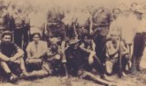  Jack Tredrea (depan kanan) dengan rekan-rekannya di Kalimantan, Mei 1945. 